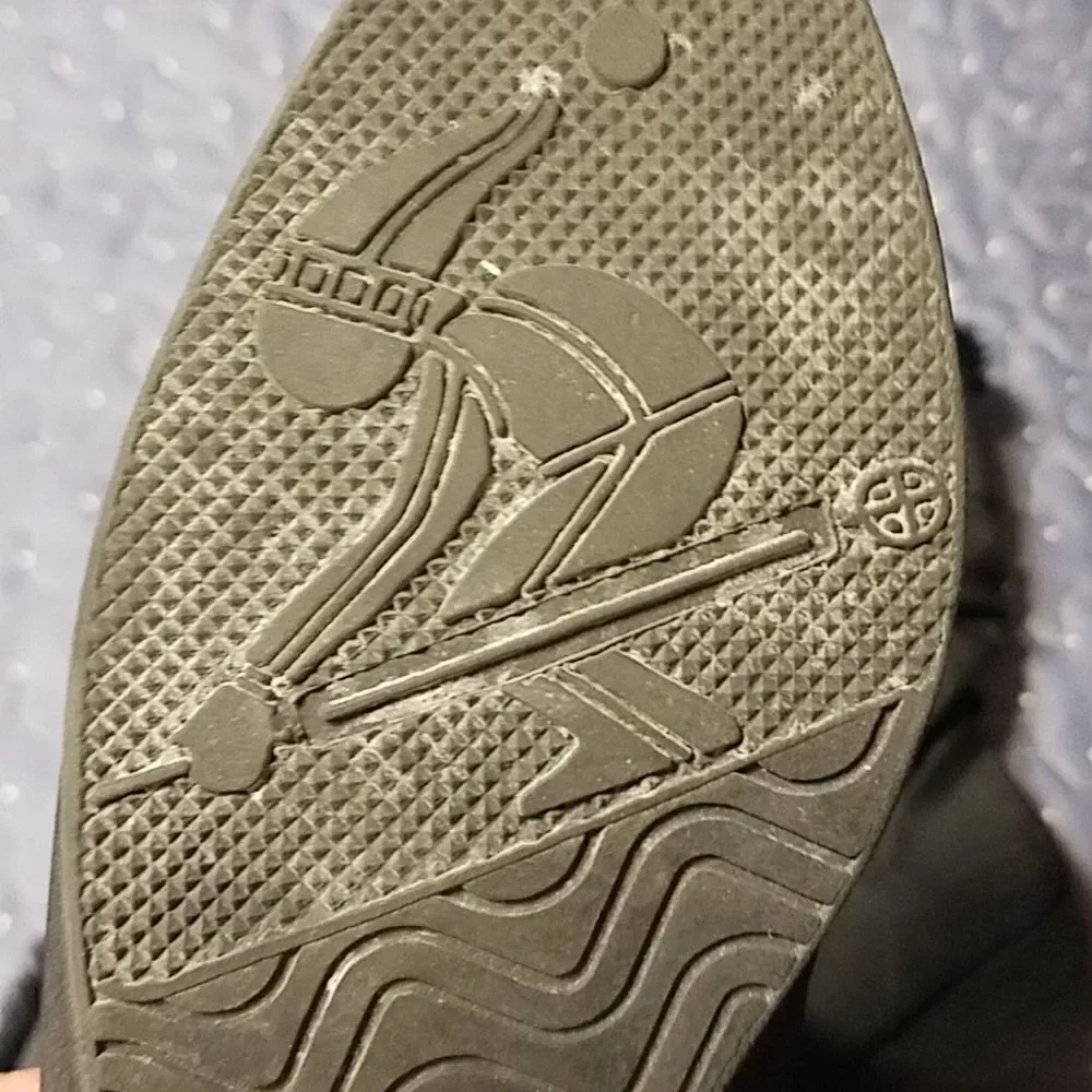 Black ski boots size 7
